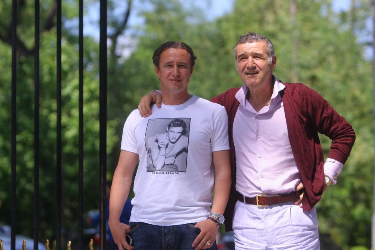 Transformarea lui Reghe la Steaua: a venit intr-un tricou alb, a plecat in costum, cu ochelari Armani si explicand