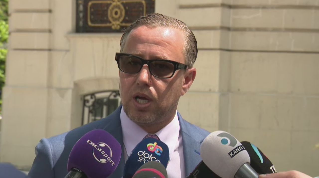 Transformarea lui Reghe la Steaua: a venit intr-un tricou alb, a plecat in costum, cu ochelari Armani si explicand