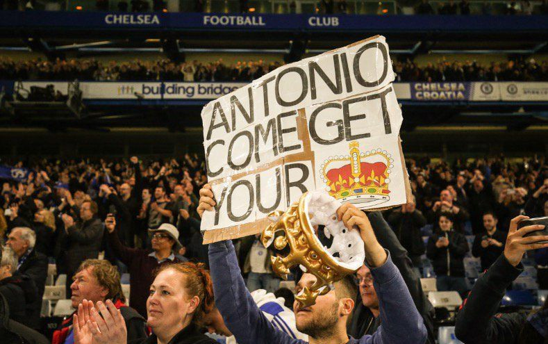 Moment genial: coroana lui Chitu a ajuns la Conte :) Antrenorul lui Chelsea a primit coroana de campion de la un fan. FOTO & VIDEO_2