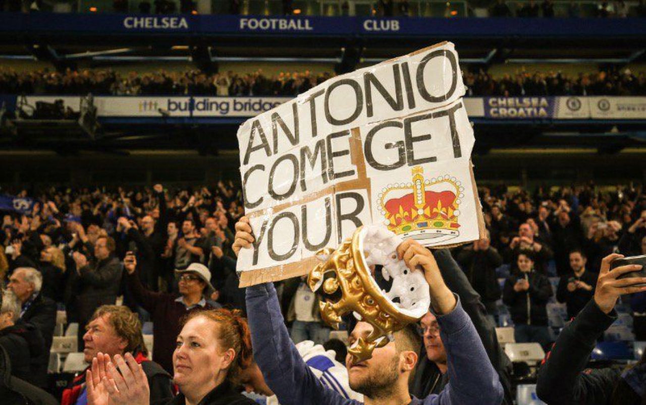 Moment genial: coroana lui Chitu a ajuns la Conte :) Antrenorul lui Chelsea a primit coroana de campion de la un fan. FOTO & VIDEO_2