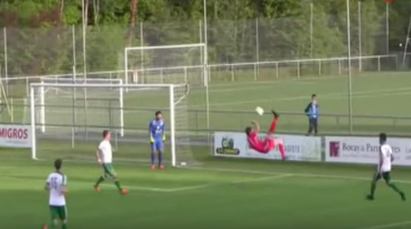 A dat cel mai tare gol din cariera, dar a gresit poarta! Primul jucator care reuseste un autogol din foarfeca :)) VIDEO