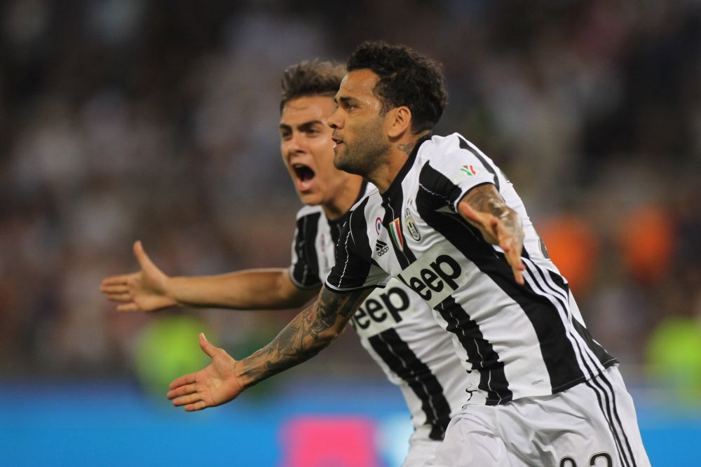 Dani Alves a ajuns pe locul 3 in topul jucatorilor cu cele mai multe trofee castigate in cariera! Nu o sa ghicesti cine este pe primul loc