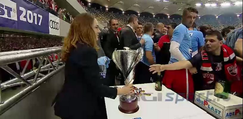 Asa ceva chiar nu s-a mai intamplat. Cine le-a decernat trofeul