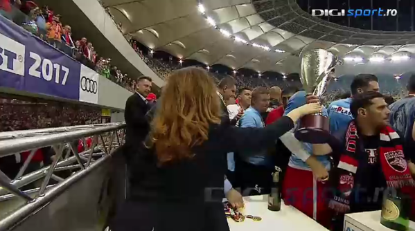 Asa ceva chiar nu s-a mai intamplat. Cine le-a decernat trofeul 