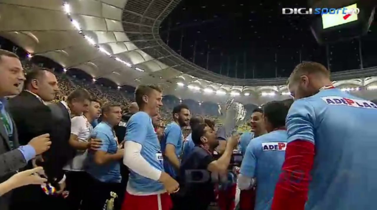 Asa ceva chiar nu s-a mai intamplat. Cine le-a decernat trofeul
