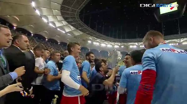 Asa ceva chiar nu s-a mai intamplat. Cine le-a decernat trofeul