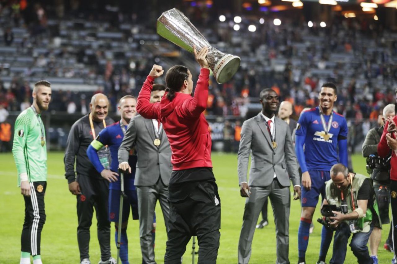 ZLATAN SHOW! Ibrahimovic s-a bucurat ca un nebun dupa al 33-lea trofeu din cariera! Ce a facut la finalul partidei_2