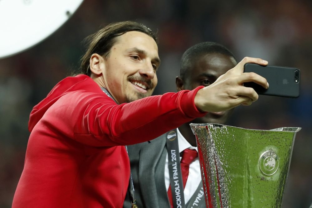 ZLATAN SHOW! Ibrahimovic s-a bucurat ca un nebun dupa al 33-lea trofeu din cariera! Ce a facut la finalul partidei_5