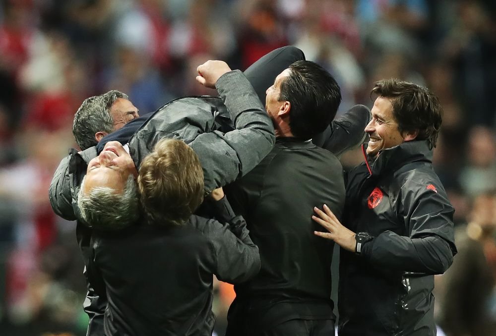Acum 4 ani facea misto de Steaua si Europa League, acum a dansat de fericire! Gestul lui Mourinho cand jucatorii au ridicat trofeul: VIDEO