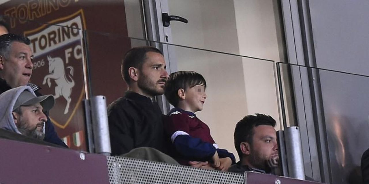 Bonucci s-a revansat in fata baiatului sau, dupa ce l-a obligat sa poarte tricoul lui Juve: l-a dus la meci la Torino si i-a facut cunostinta cu Belotti :)_1