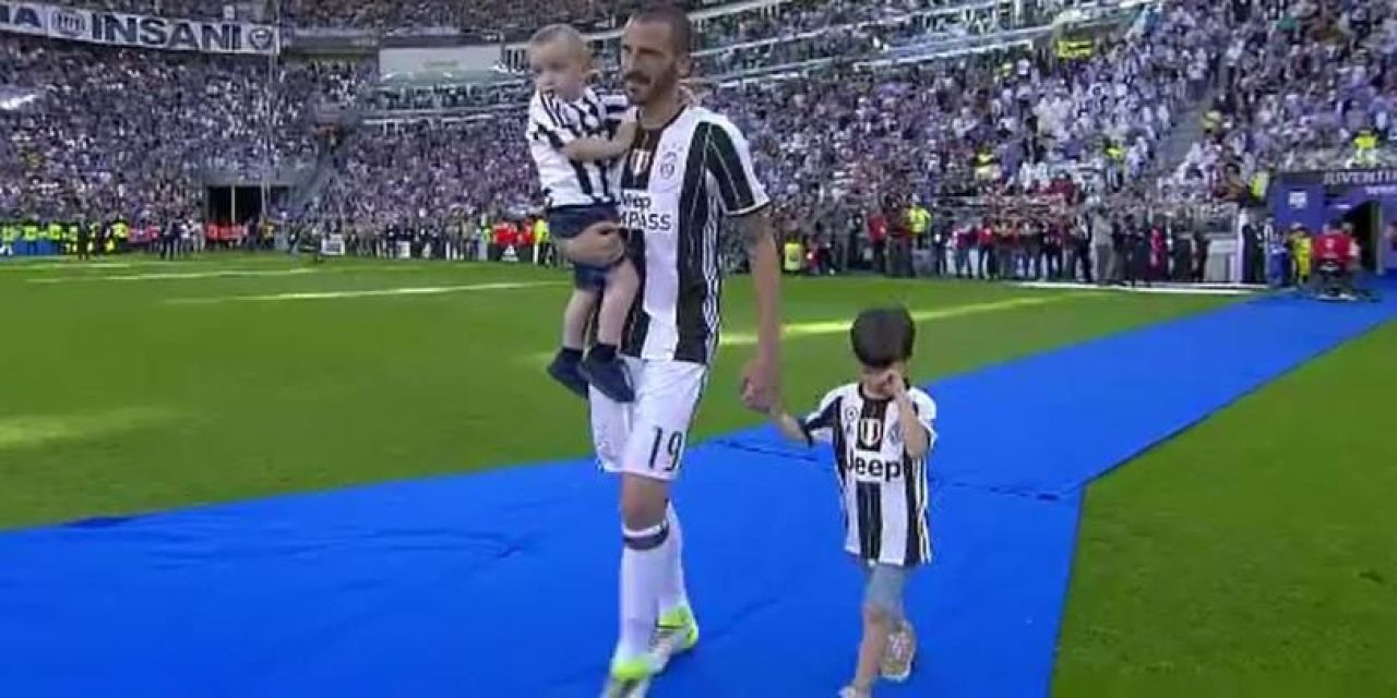 Bonucci s-a revansat in fata baiatului sau, dupa ce l-a obligat sa poarte tricoul lui Juve: l-a dus la meci la Torino si i-a facut cunostinta cu Belotti :)_3