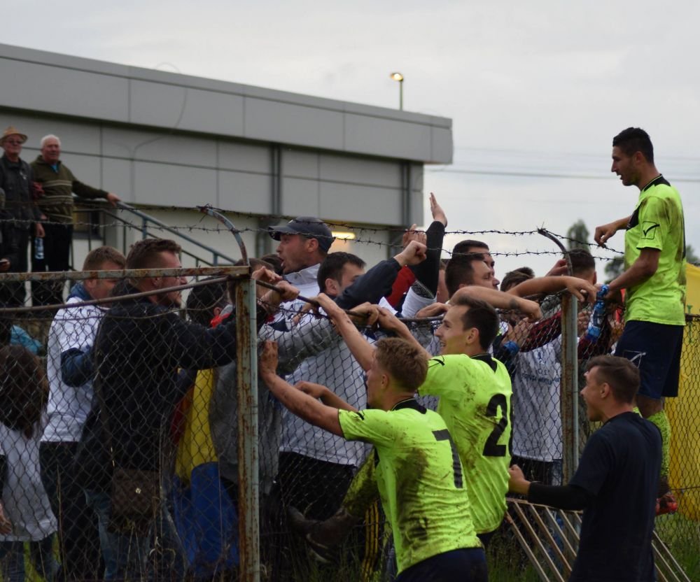 Scenariu SF in Liga a 3-a. Calificare asteptata de 113 ani, ratata, gol cu portarul in minutul 93 si promovare sarbatorita pe gardul cu sarma ghimpata_6