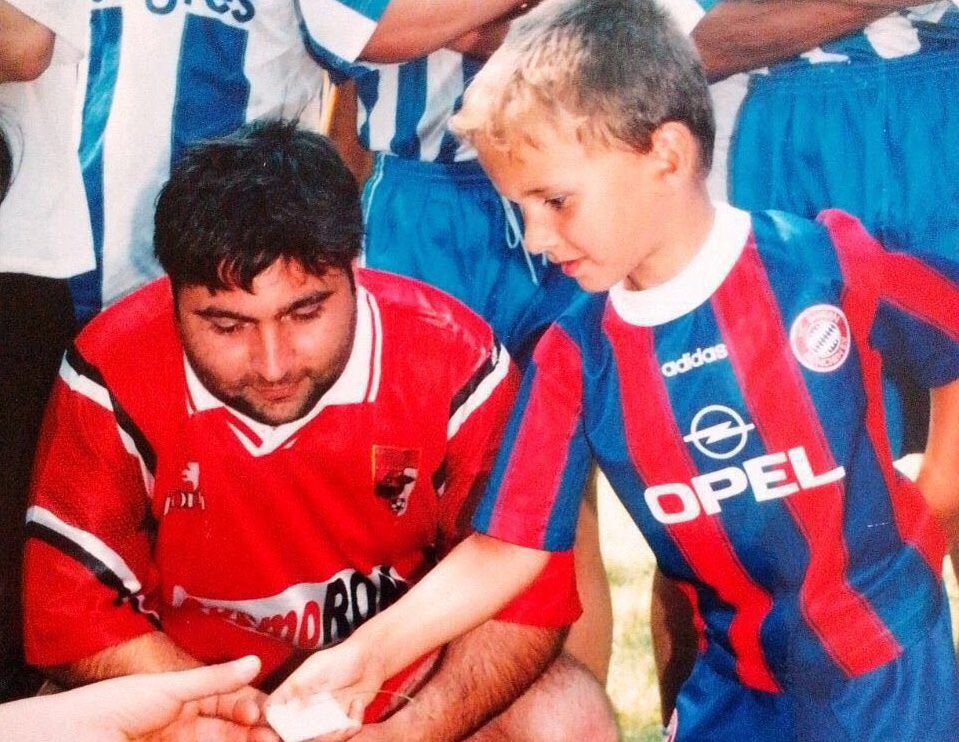 POZA ZILEI: Cine este copilul din imagine? Acum joaca in nationala Romaniei :)_3