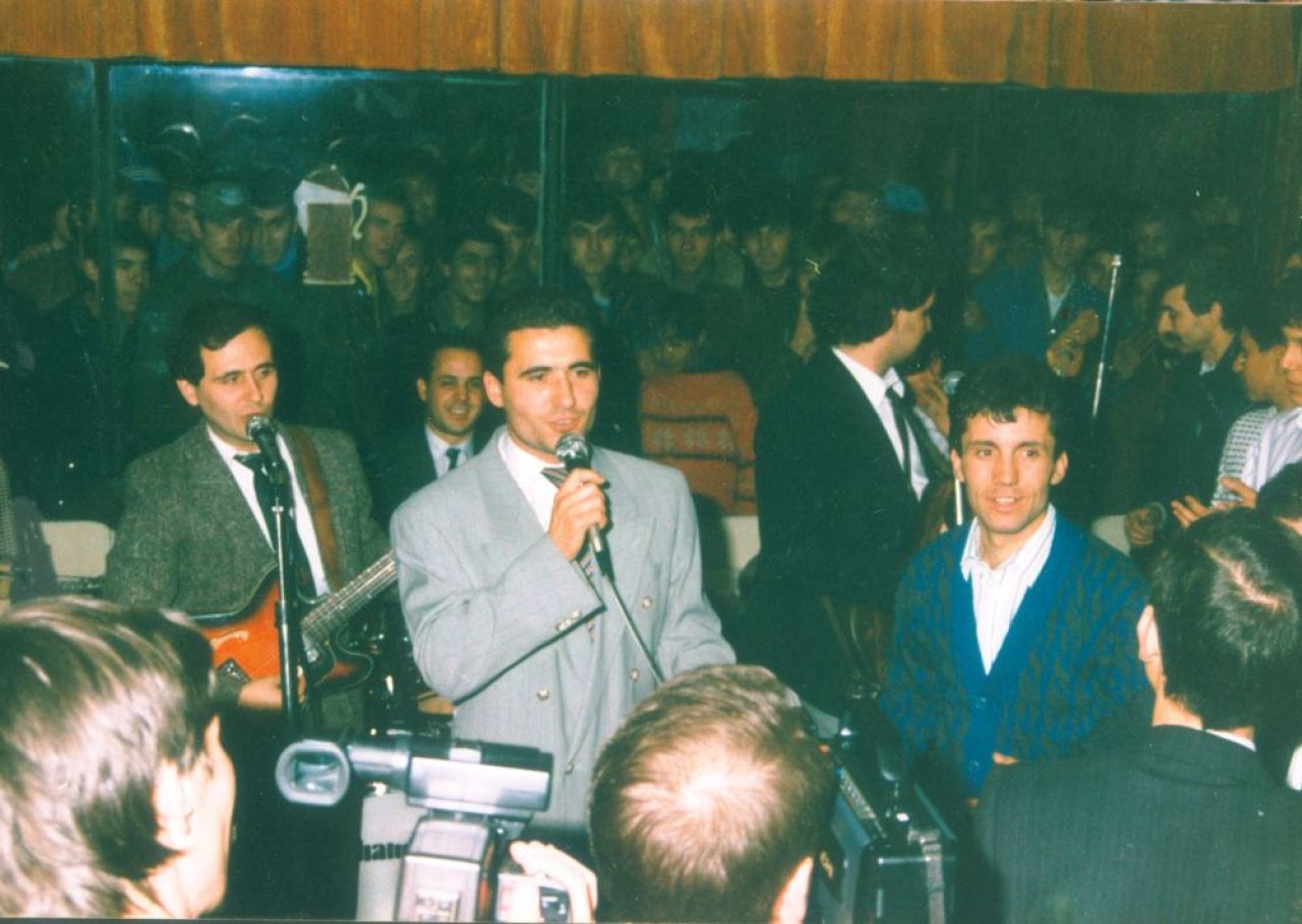FOTO: Hagi asa cum nu l-ai mai vazut! Cum arata antrenorul campioanei in copilarie si cand canta la petreceri_9