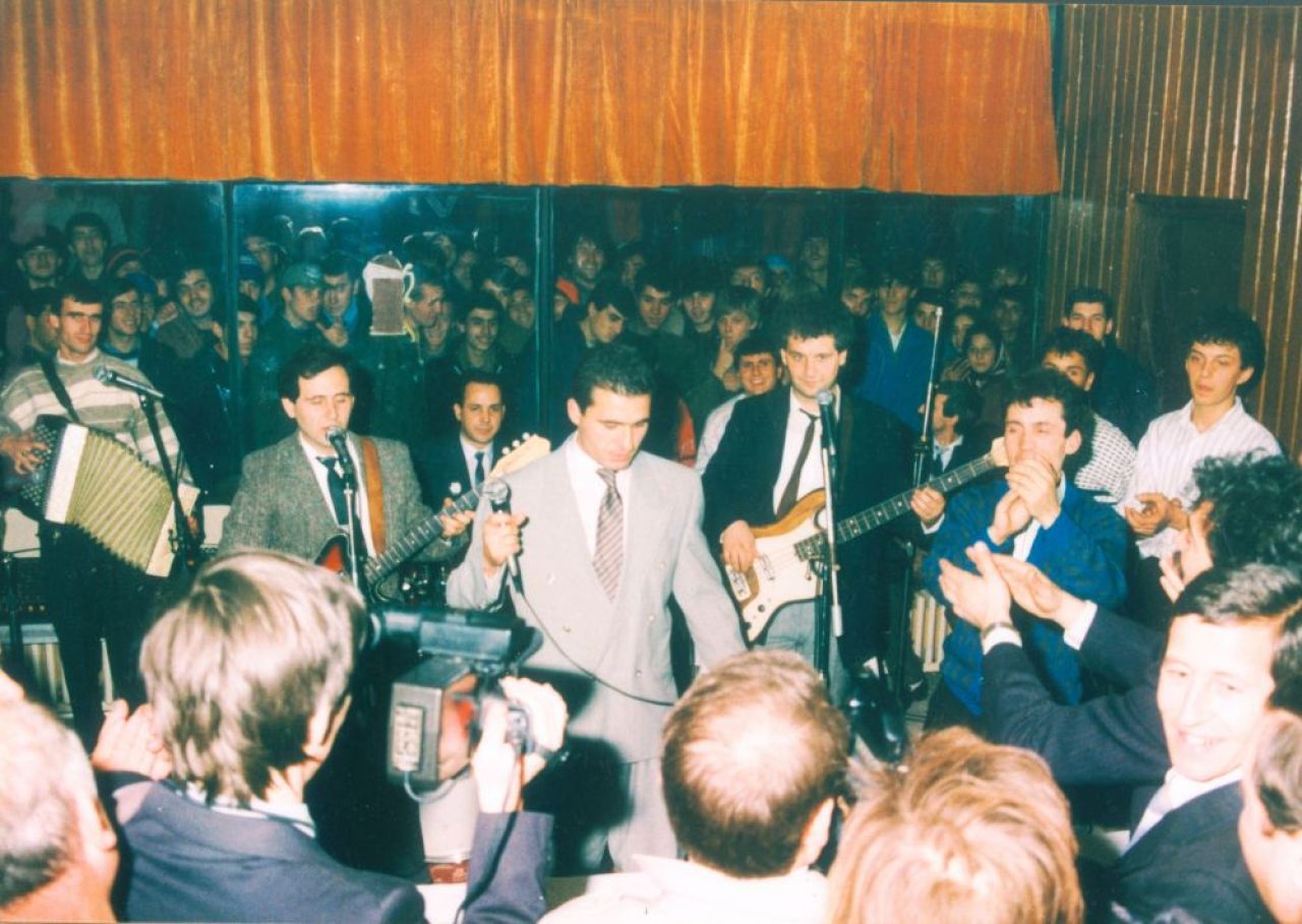 FOTO: Hagi asa cum nu l-ai mai vazut! Cum arata antrenorul campioanei in copilarie si cand canta la petreceri_11
