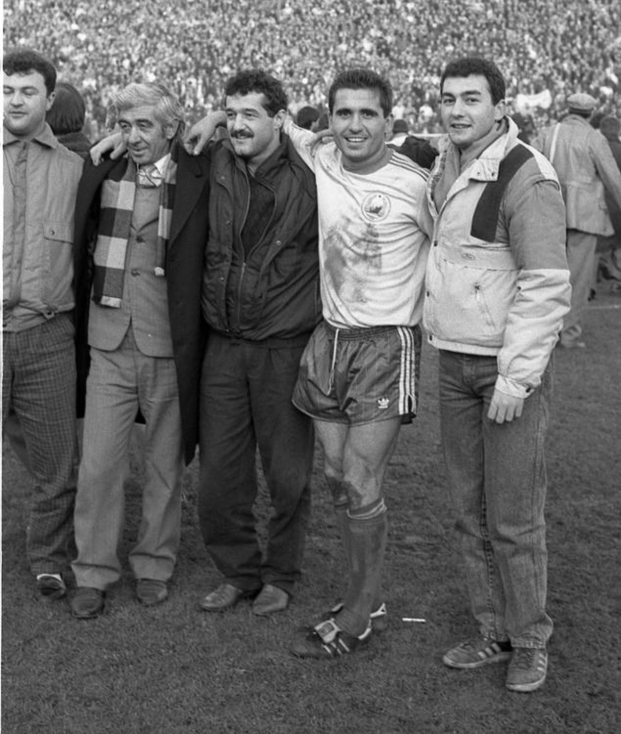 FOTO: Hagi asa cum nu l-ai mai vazut! Cum arata antrenorul campioanei in copilarie si cand canta la petreceri_12