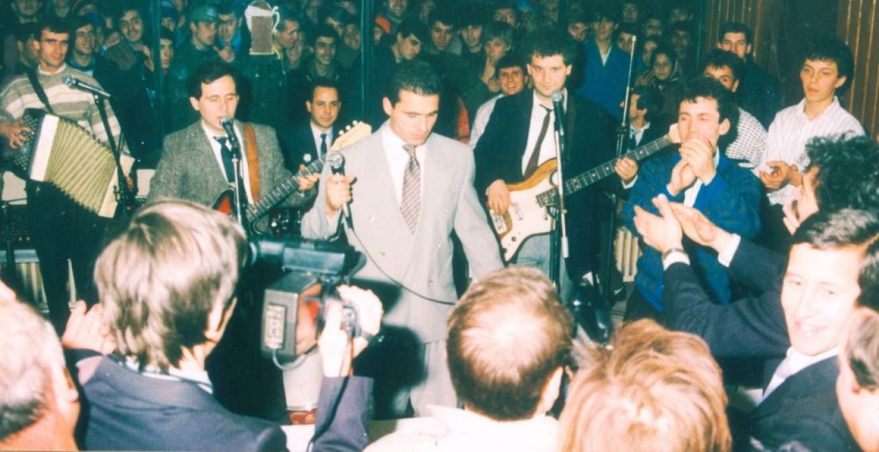 FOTO: Hagi asa cum nu l-ai mai vazut! Cum arata antrenorul campioanei in copilarie si cand canta la petreceri_13