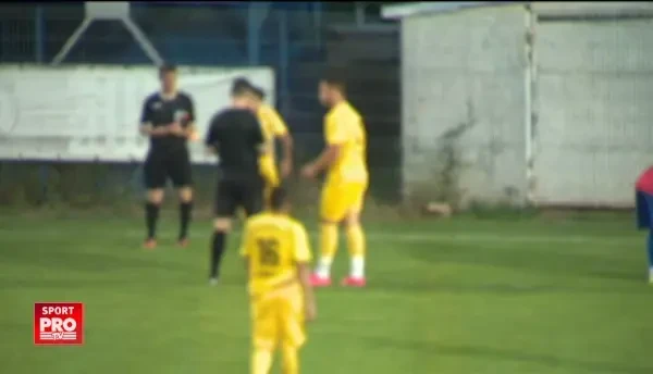 Moment incredibil la un meci din Romania: un jucator s-a enervat pe arbitru si l-a luat la palme pe teren. VIDEO