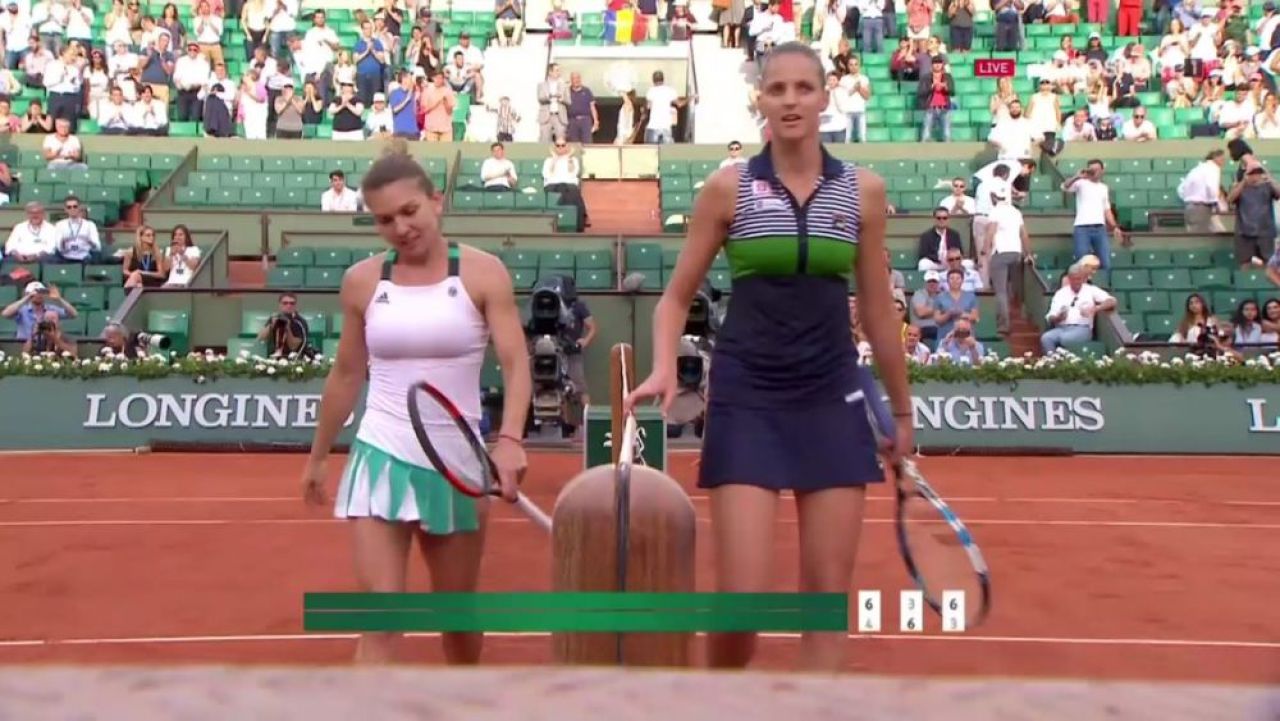 Imagine impresionanta surprinsa dupa ce Halep si Pliskova au dat mana la final. Cum au aparut cele doua! FOTO_1