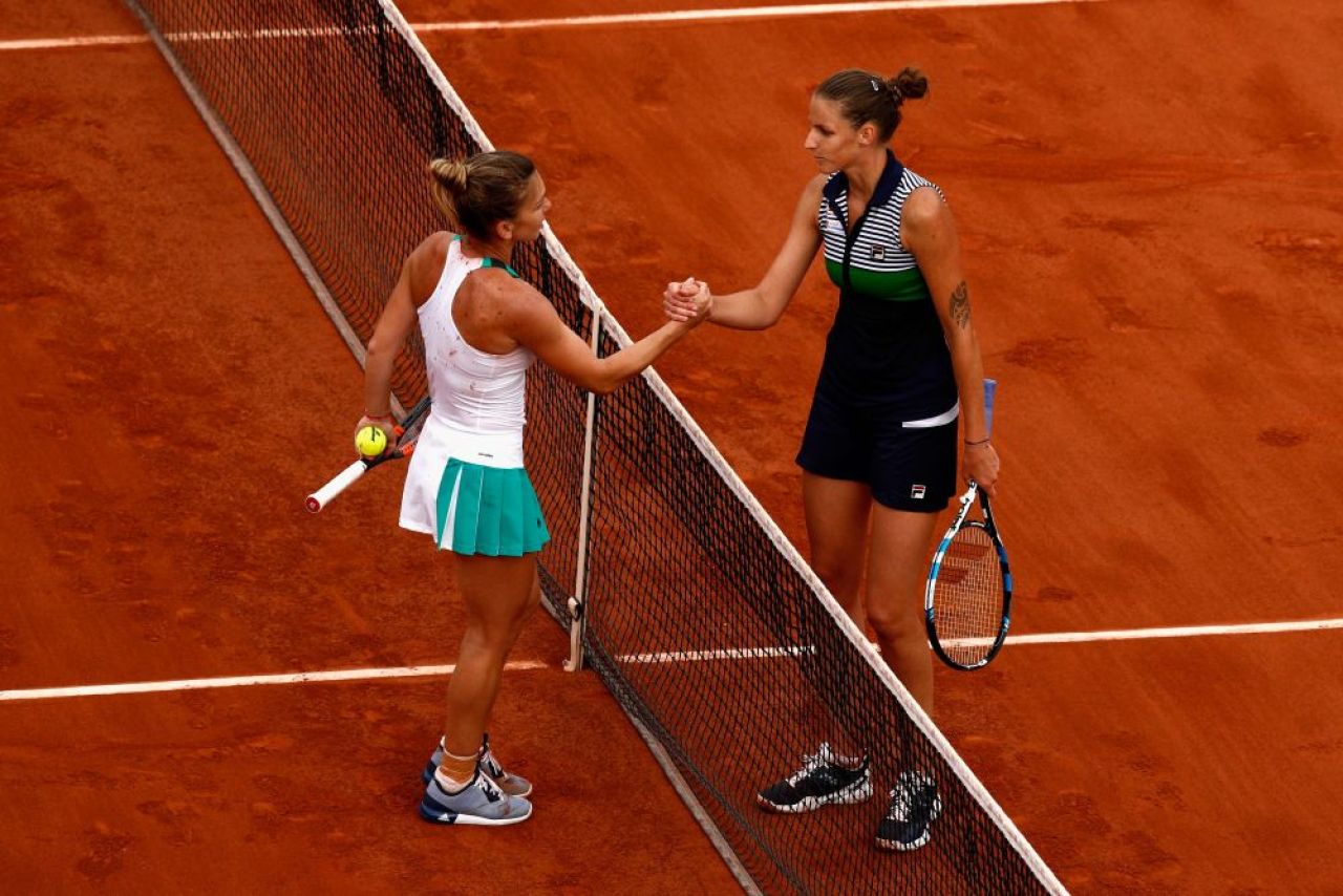 Imagine impresionanta surprinsa dupa ce Halep si Pliskova au dat mana la final. Cum au aparut cele doua! FOTO_3