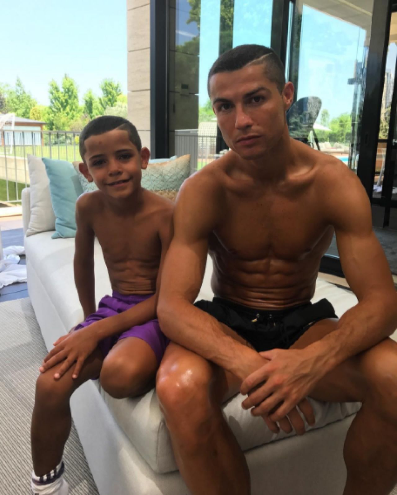 BRIGADA CR7! Ronaldo si-a tuns fiul exact ca el si au iesit