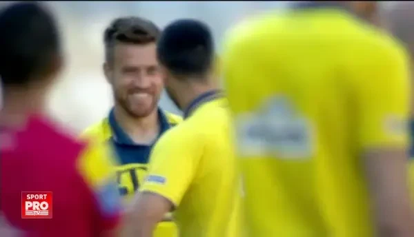 EXCLUSIV! Jocuri pe bani chiar inainte de meciul cu Chile! Tricolorii au venit cu buzunarele pline de bani pe teren! VIDEO