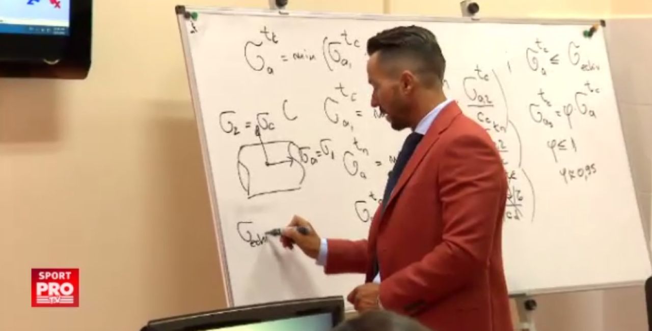 Profesorul universitar de la care nu chiuleste nicio studenta: are 50 de ani si e MODEL de fitness. Secretul sau_4