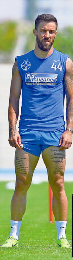 Imagini FABULOASE! Ce stelist si-a tatuat doua poezii imense pe picioare. FOTO_3