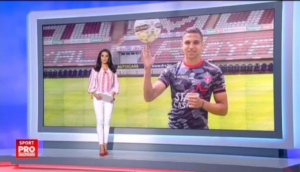 Petrescu nu si-a recunoscut un jucator la plecarea in cantonament. Cu ce frizura a venit pe aeroport :)