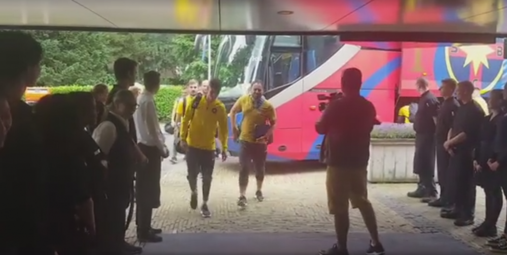 Surpriza pentru stelisti la sosirea in Olanda! Cum au fost intampinati la hotel. VIDEO