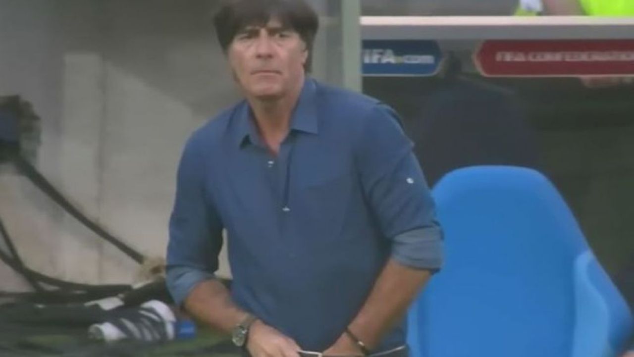Nu se poate abtine! Cum a fost surprins Joachim Low in timpul meciului cu Camerun! FOTO_1