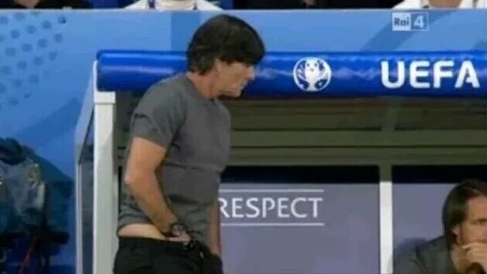Nu se poate abtine! Cum a fost surprins Joachim Low in timpul meciului cu Camerun! FOTO_3
