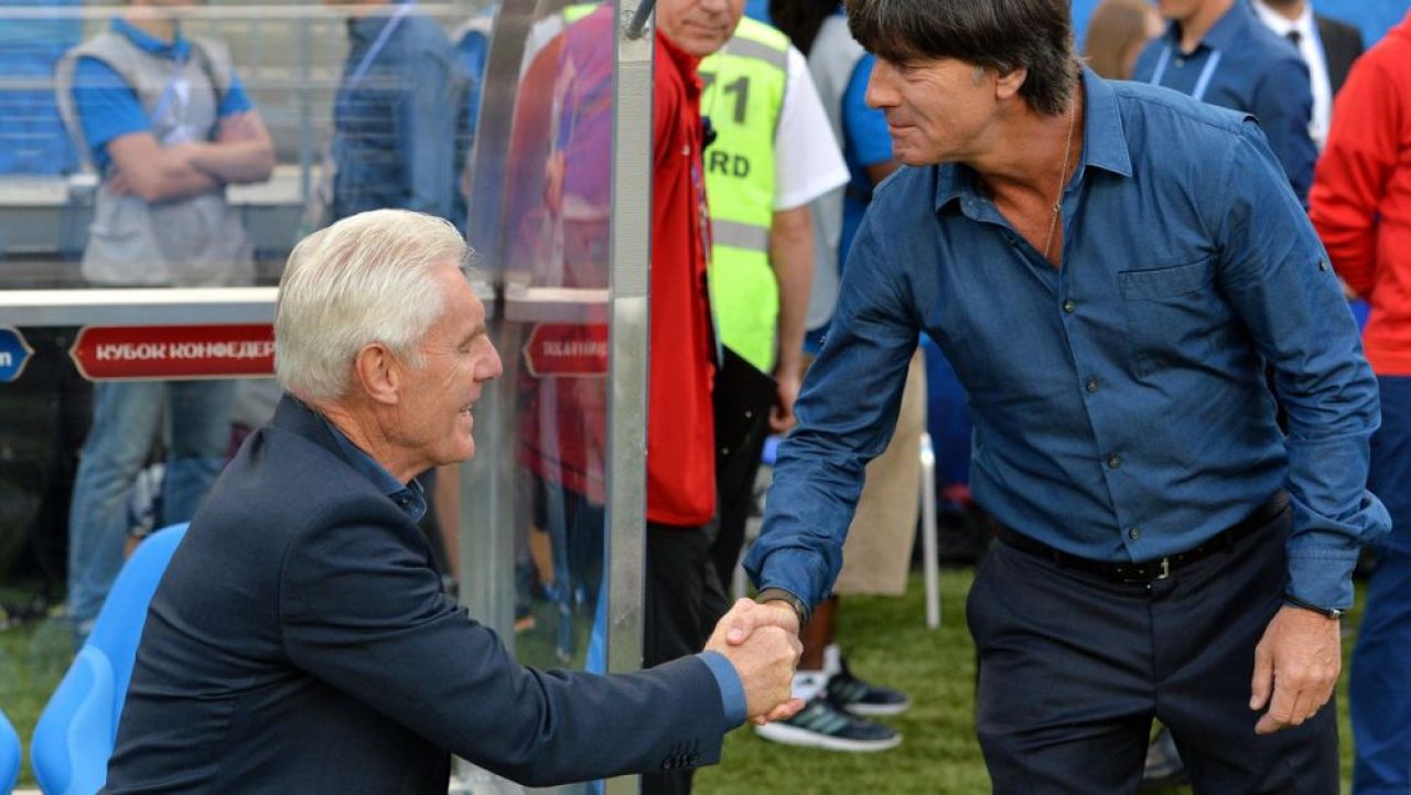 Nu se poate abtine! Cum a fost surprins Joachim Low in timpul meciului cu Camerun! FOTO_5