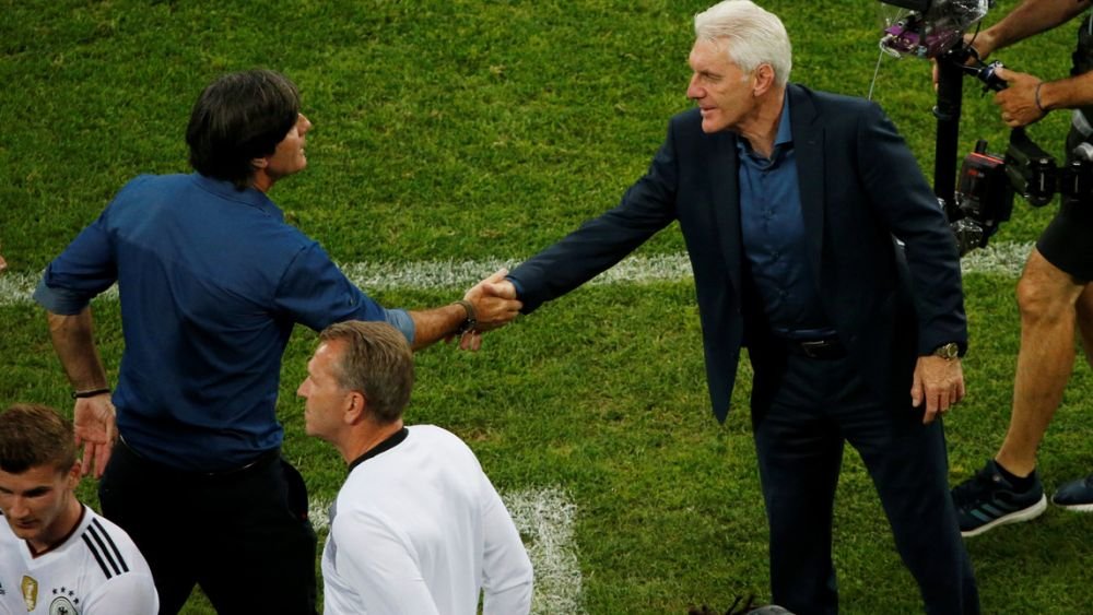 Nu se poate abtine! Cum a fost surprins Joachim Low in timpul meciului cu Camerun! FOTO_6