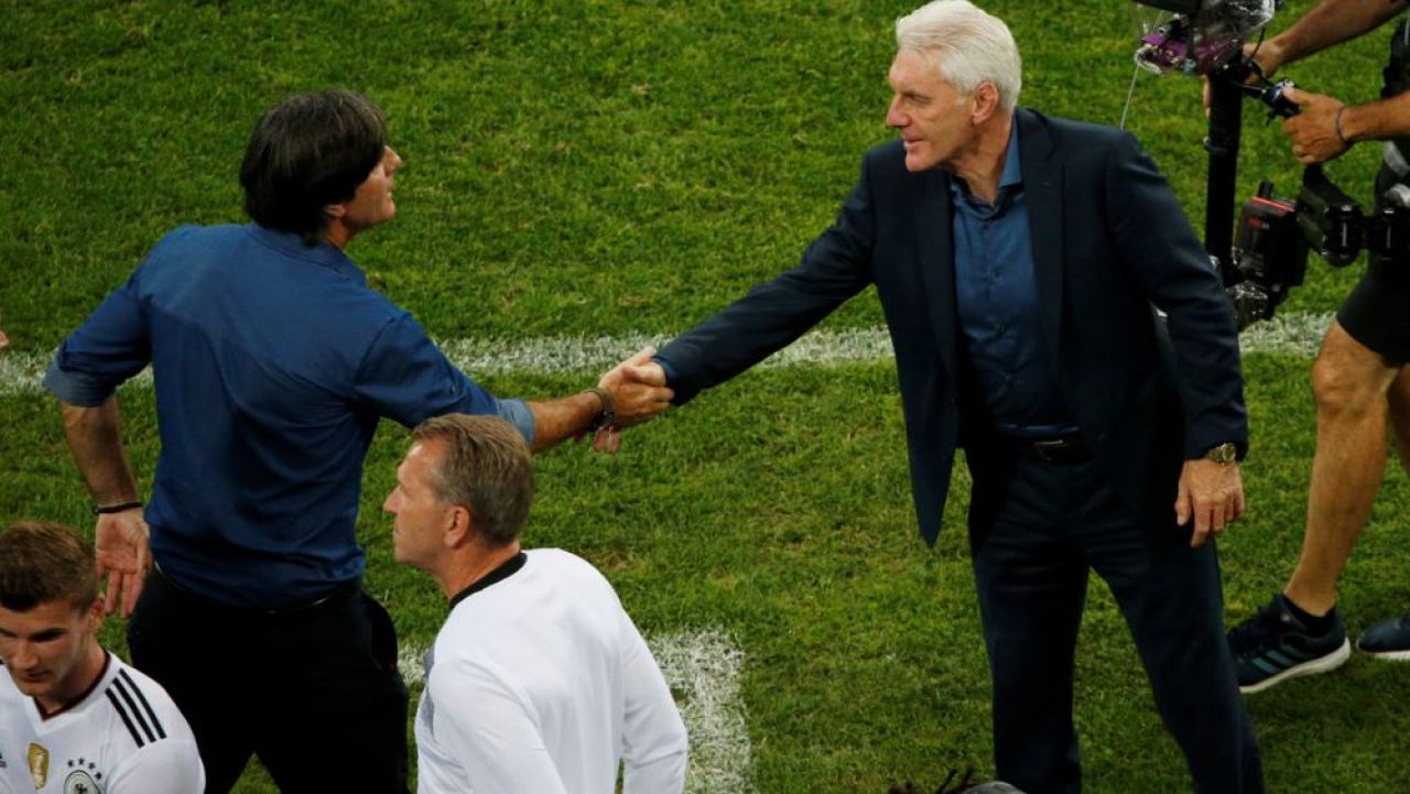 Nu se poate abtine! Cum a fost surprins Joachim Low in timpul meciului cu Camerun! FOTO_6