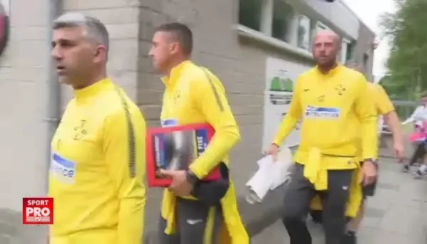 Trabucăn gut? :))) Ce a facut Budescu dupa ce a vazut ca un steward fumeaza la marginea terenului