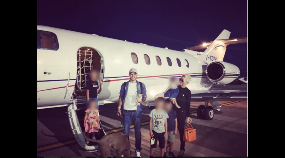 Aroganta mai mare nu se poate :) Iubita unui fotbalist a inchiriat un avion privat sa isi plimbe catelul pana in Ibiza FOTO_4