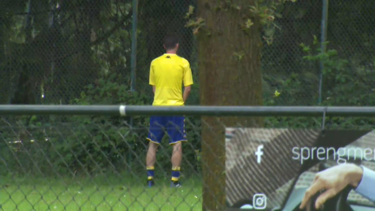 Faza EPOCALA in timpul meciului Stelei! Ce au facut doi jucatori ai lui Beveren dupa golul lui Budescu! Motivul pentru care s-au dus in tufis :))_1