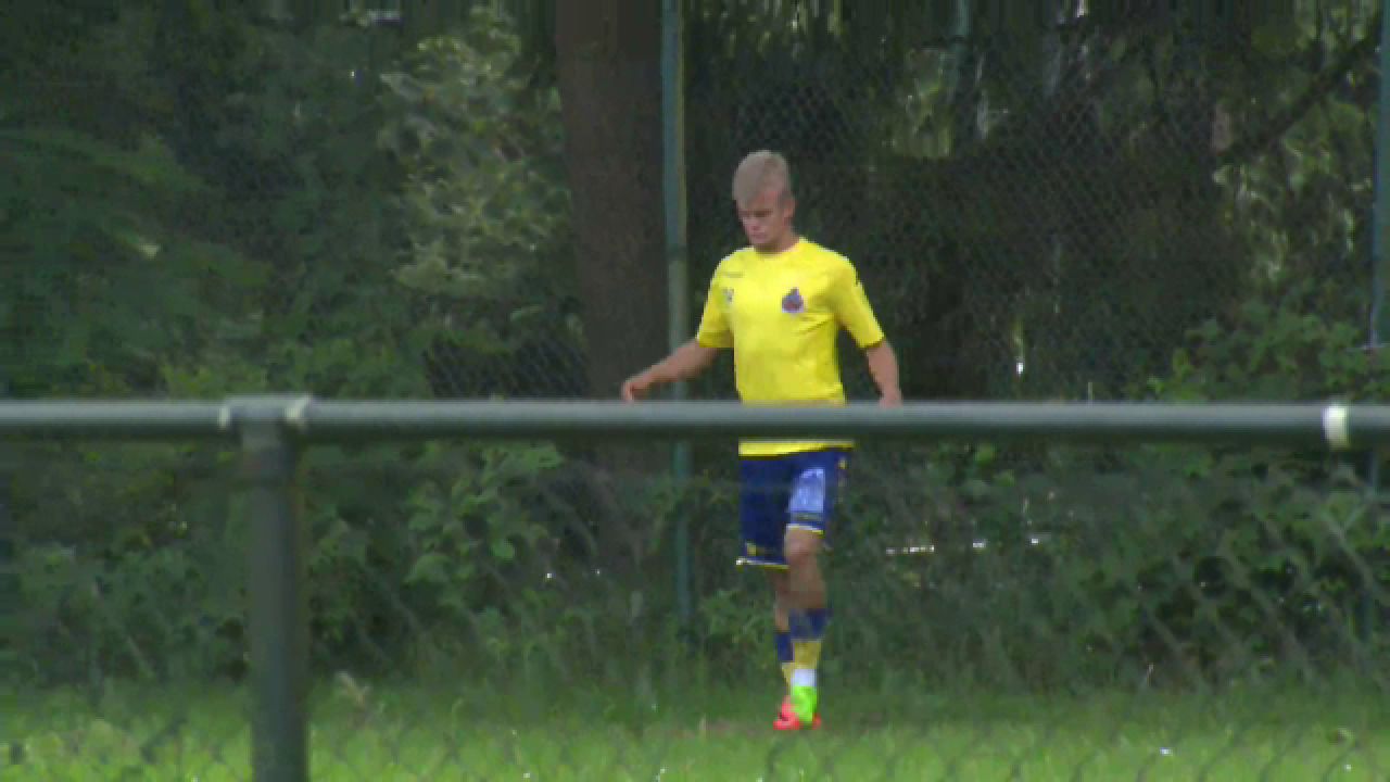 Faza EPOCALA in timpul meciului Stelei! Ce au facut doi jucatori ai lui Beveren dupa golul lui Budescu! Motivul pentru care s-au dus in tufis :))_2