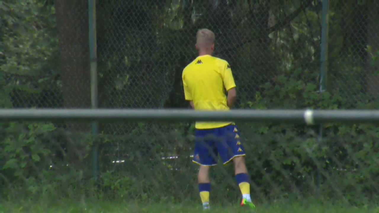 Faza EPOCALA in timpul meciului Stelei! Ce au facut doi jucatori ai lui Beveren dupa golul lui Budescu! Motivul pentru care s-au dus in tufis :))_3