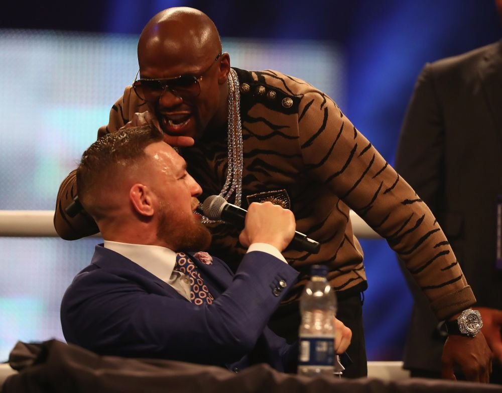 "Lucrurile au degenerat!". Reactia lui Mayweather cand McGregor il freaca pe cap in timpul conferintei. VIDEO