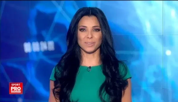 Lucrurile au degenerat! . Reactia lui Mayweather cand McGregor il freaca pe cap in timpul conferintei. VIDEO