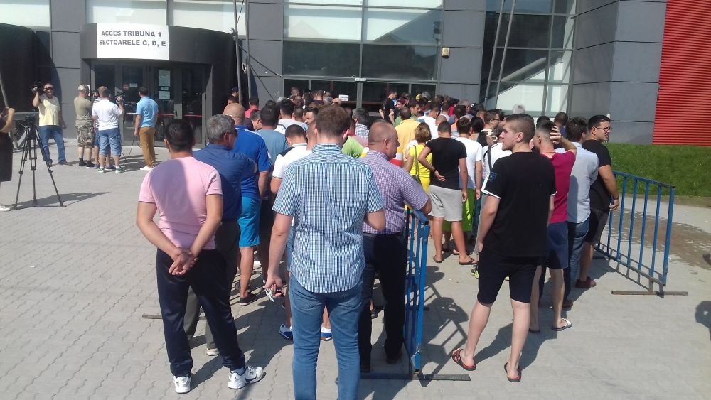 Cozi la casele de bilete! Se anunta NEBUNIE la Craiova - Milan. Cat costa tichetele_5