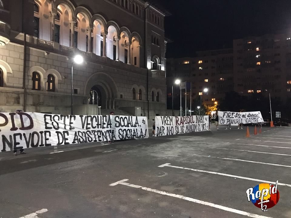 Rapid nu se preda politic! Fanii giulesti au protestat la miezul noptii in fata Primariei Sectorului 1_2