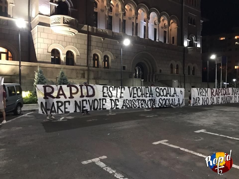 Rapid nu se preda politic! Fanii giulesti au protestat la miezul noptii in fata Primariei Sectorului 1_3