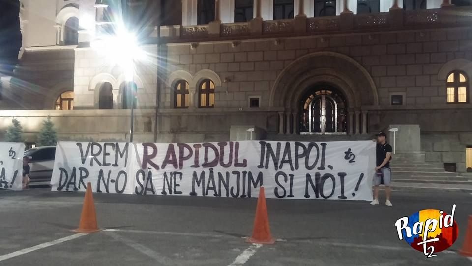 Rapid nu se preda politic! Fanii giulesti au protestat la miezul noptii in fata Primariei Sectorului 1_4