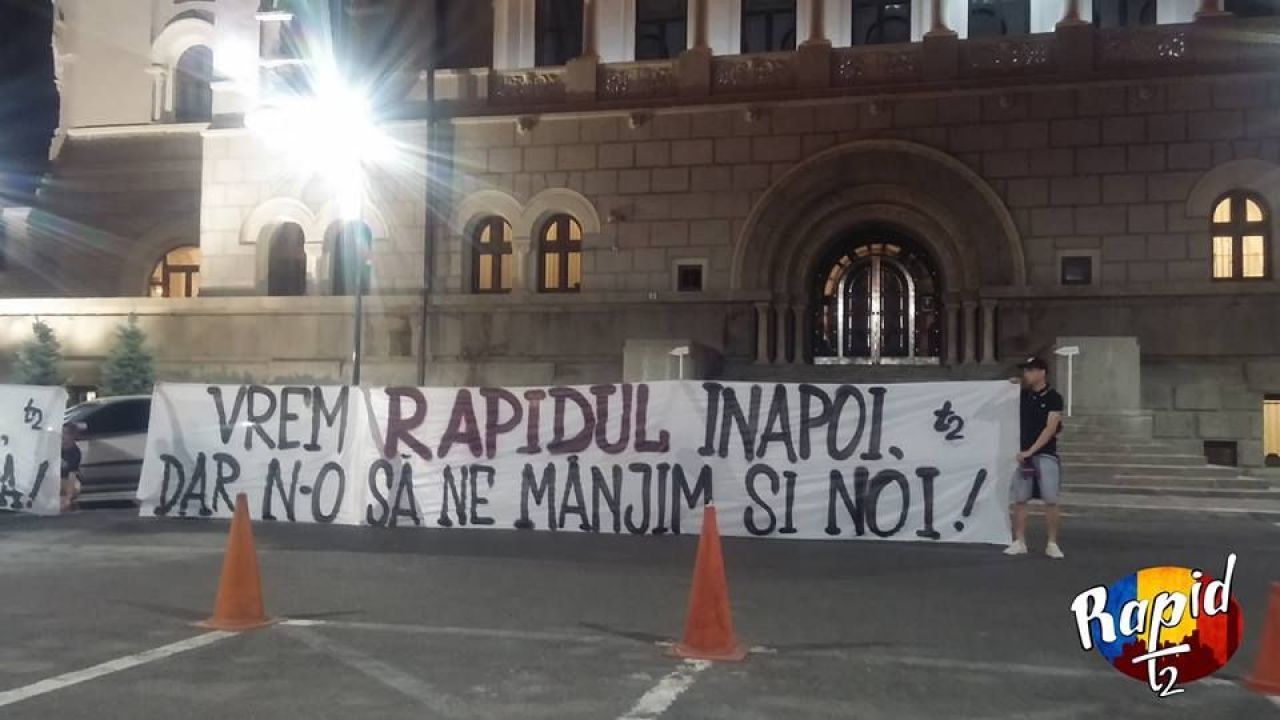 Rapid nu se preda politic! Fanii giulesti au protestat la miezul noptii in fata Primariei Sectorului 1_4