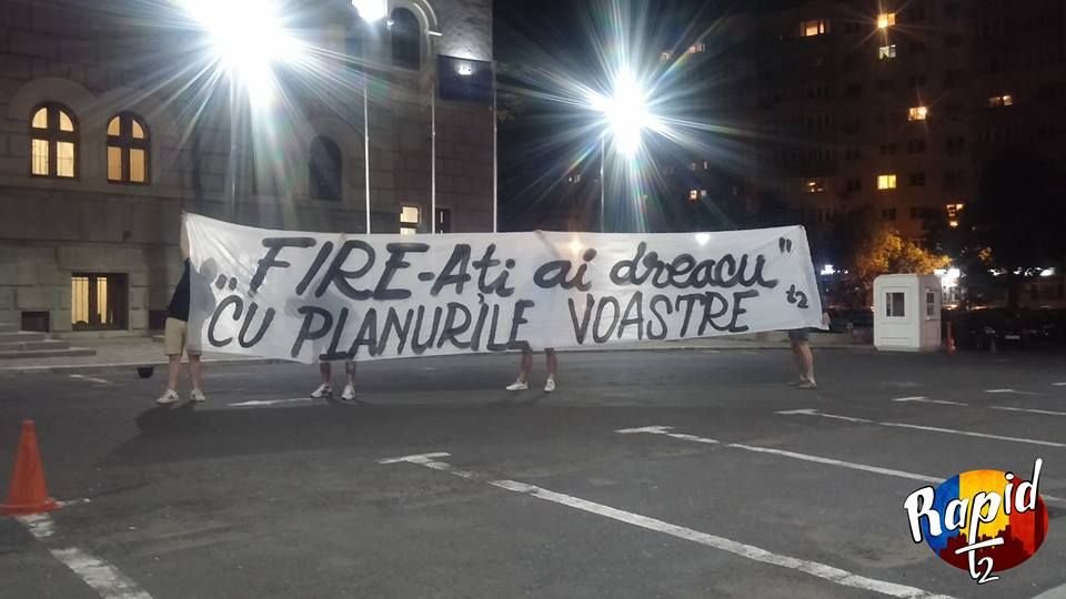 Rapid nu se preda politic! Fanii giulesti au protestat la miezul noptii in fata Primariei Sectorului 1_5