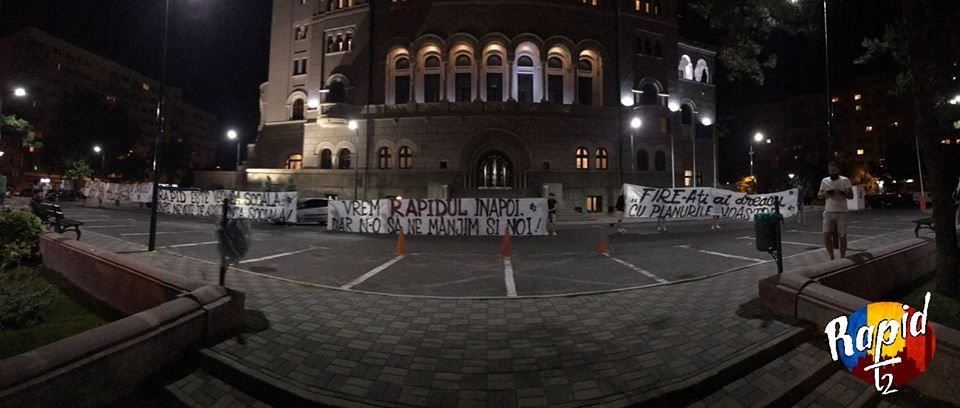 Rapid nu se preda politic! Fanii giulesti au protestat la miezul noptii in fata Primariei Sectorului 1_7