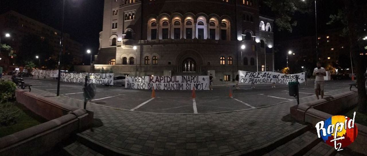 Rapid nu se preda politic! Fanii giulesti au protestat la miezul noptii in fata Primariei Sectorului 1_7